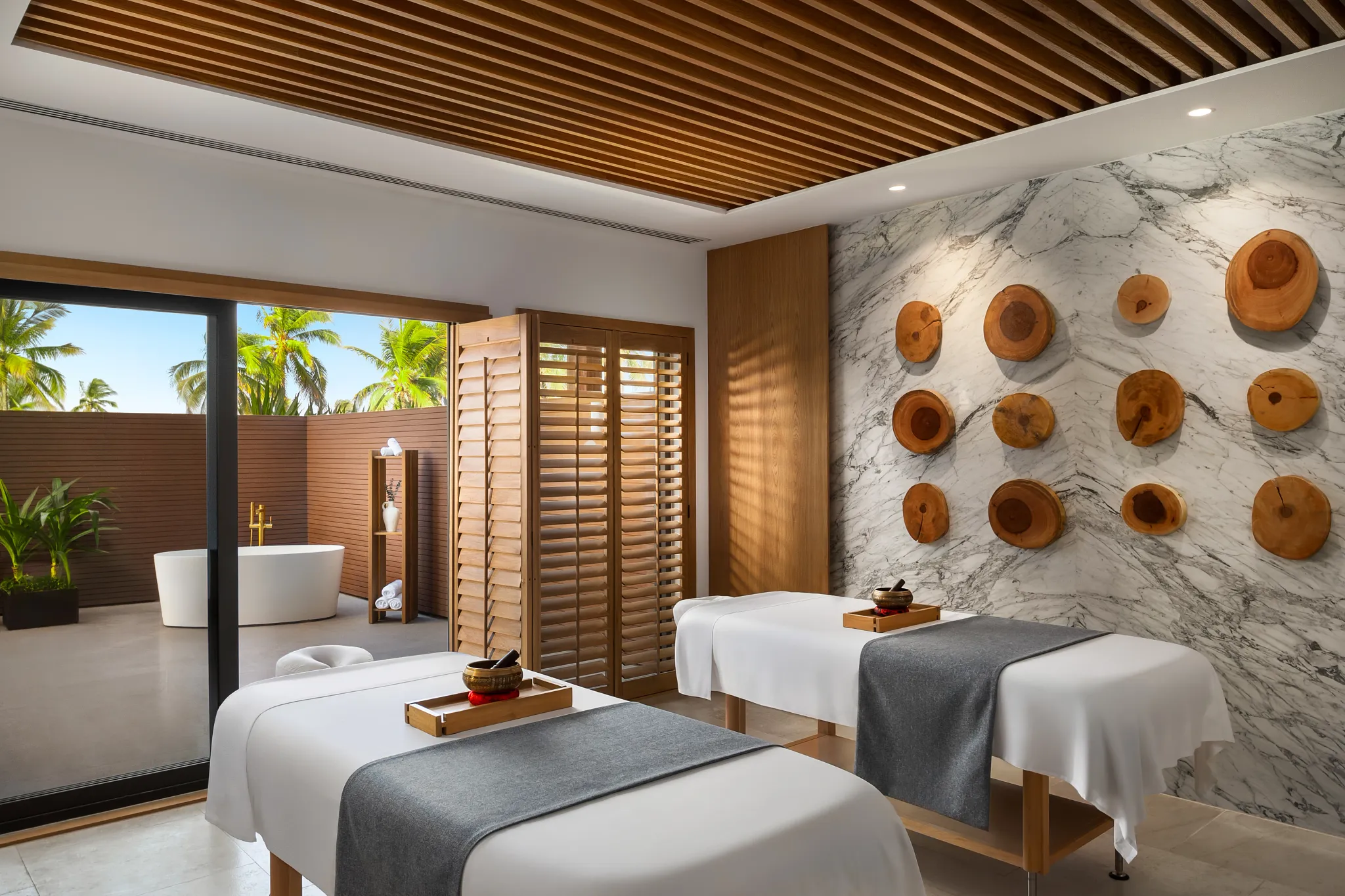 Massage cabin with two massage tables