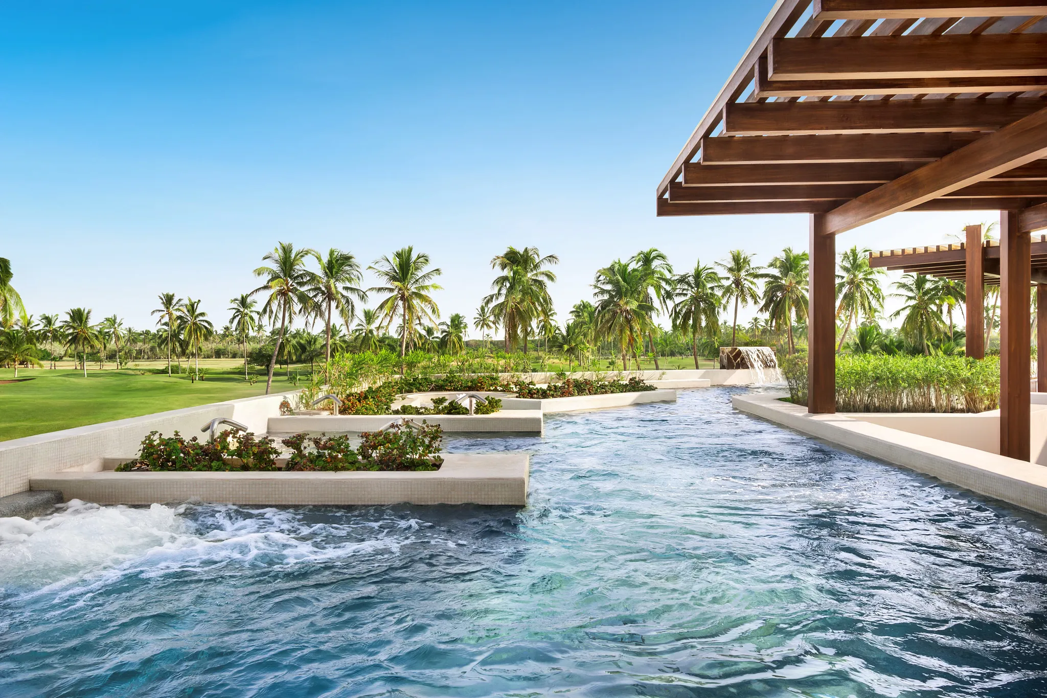 Outdoor hydrotherapy circuit with a view of the golf course