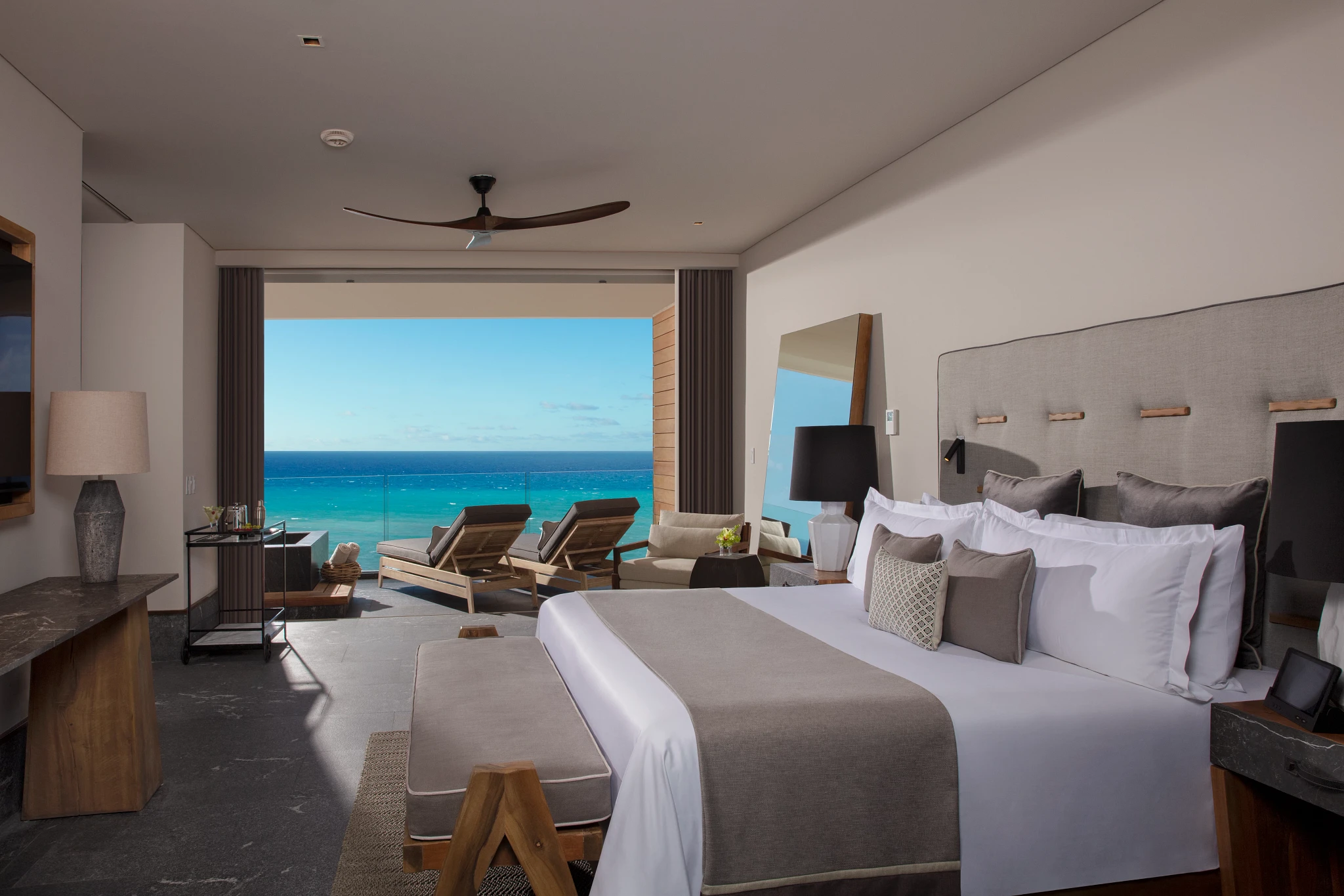 Preferred Club Master Suite king bedroom overlooking the ocean — Secrets Moxché